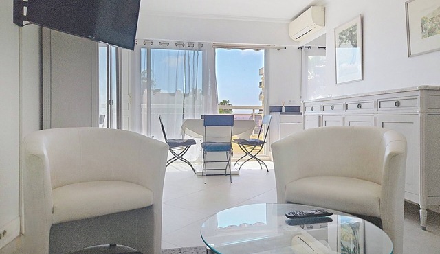 Chic top floor - Swimming pool and beach within walking distance