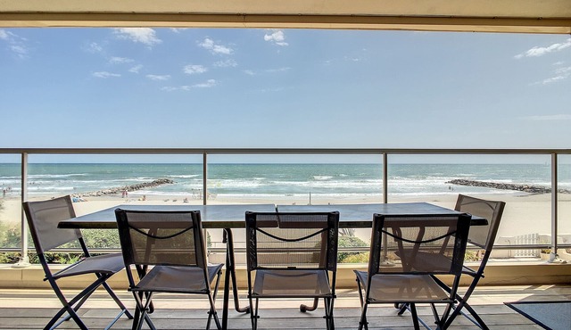 Comfortable F5 on beach with parking