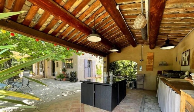 Comfortable house with large garden and jacuzzi