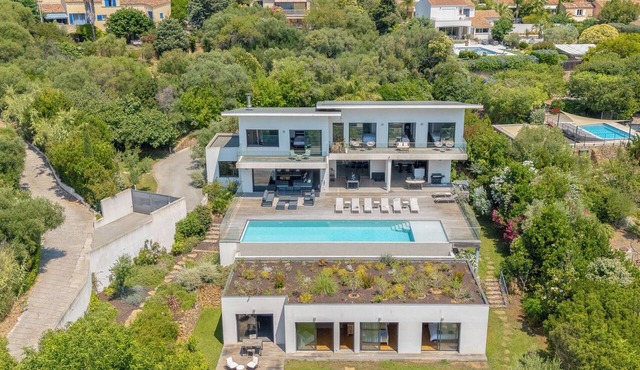 Contemporary villa facing the sea, just a few steps from the beach and the port