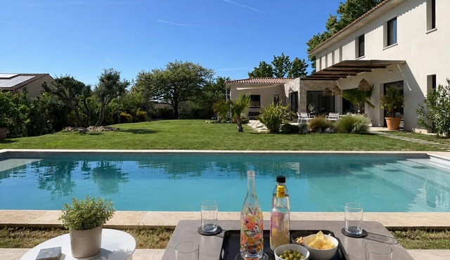 Contemporary villa with pool near Aix-en-Provence