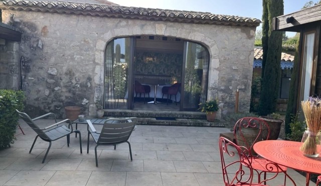 Cosy retreat in Eygalieres with artist studio. Walking distance to the village