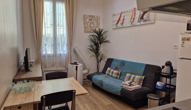 Cozy, Renovated 2-Bedroom Apartment – Right in the Heart of Nice Calm Train station 5 min Tram Walk to the Sea
