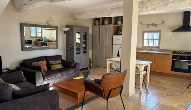 Deluxe Two Bedroom Apartment in Lourmarin with Terrace, Stunning View of Chateau