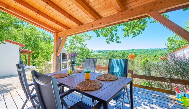 Detached villa for 4 people, 1 bathroom, sleeps 4 in MAUROUX