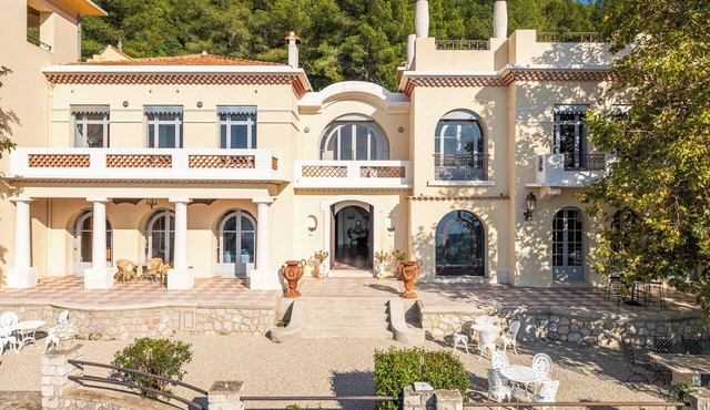 Dominant la Méditerranée avec une vue panoramique spectaculaire, Les Hauts de Cassis est une demeure privée d’exception offrant une expérience unique sur la Côte Méditerranéenne.