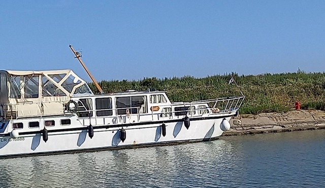Elegant 35m² houseboat with sheltered terrace for 4 people