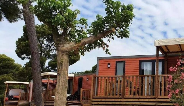 En Vau Mobile Home: 4 Rooms, Sleeps 6, Air-Conditioned + TV