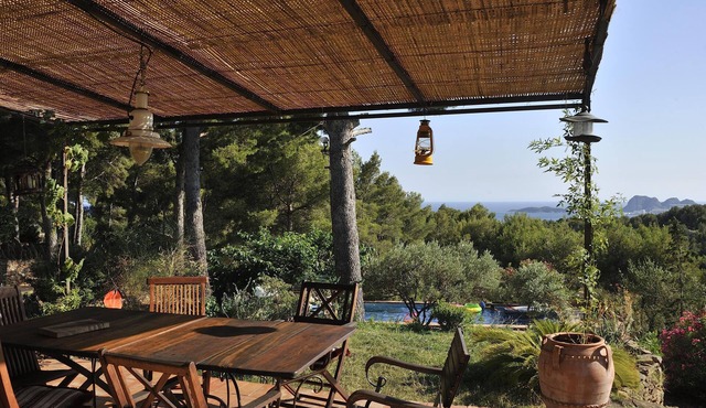 Exceptional setting, very beautiful view of sea and hills, not overlooked,