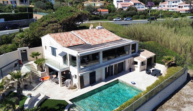 Exceptional Waterfront Villa – Right on beach Saint-Aygulf