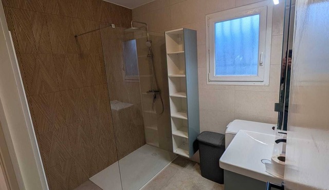 F4 air-conditioned apartment, private parking, garden