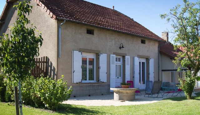 Family Country Cottage with Garden in Cindré in Cindré