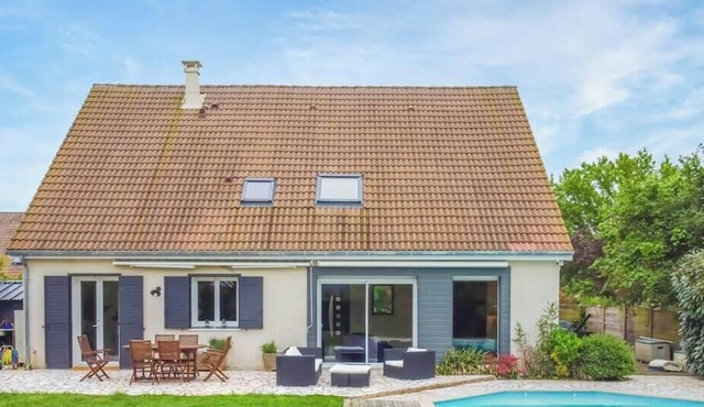 Family haven with swimming pool just a stone's throw from Le Mans