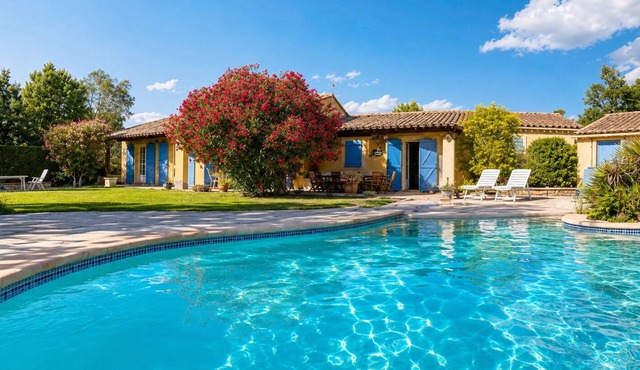 Family holiday villa with pool, large grounds and views of Mont Ventoux