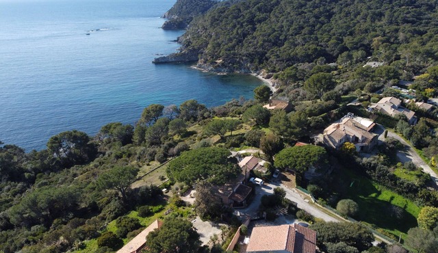 Family holiday villa with sea view and access to the creeks on foot.
