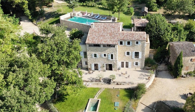 Five-bedroom estate above Ménerbes village