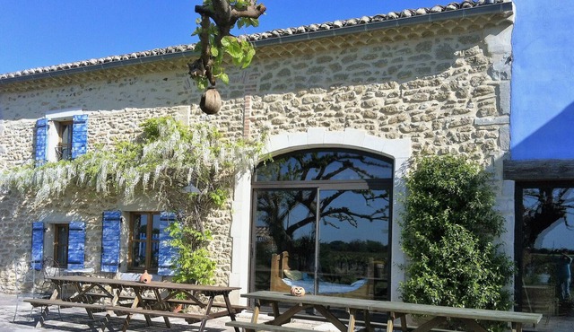 Former sheepfold in the middle of the vineyards with swimming pool in Richerenches