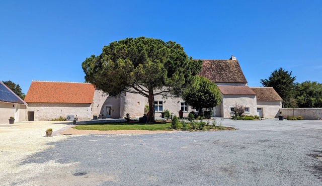 Historic 2BR Cottage with Modern Amenities & Shared Pond in Brenne Park in Communauté de communes Brenne - Val de Creuse-Douadic
