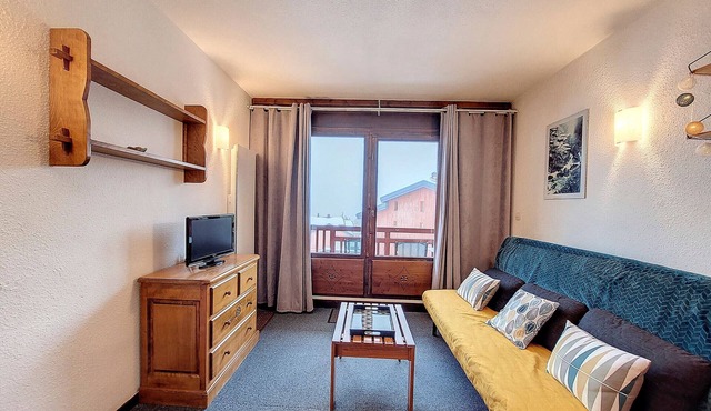 Functional studio near slopes and shops, balcony and mountain corner
