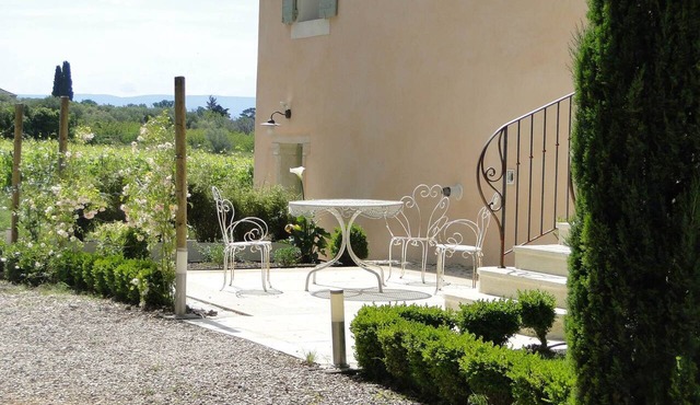 Gîte Dentelles at Château Juvenal