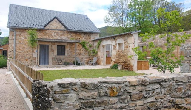 Gîte Auberoques Aveyron- maison indépendante- classée 3 étoiles in Les Fonds