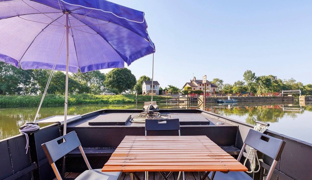 Gîte for 2 People on Laïta Boat in Cheffes