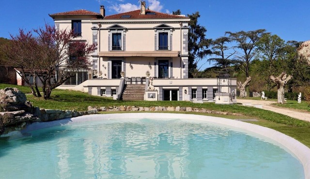 Gîte "L'Ecrin de Séréna" Bourgeois house with swimming pool & spa - 26 people in Genilac