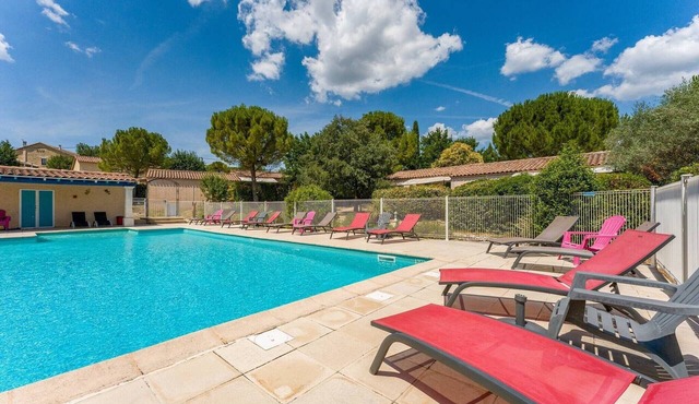 Gîte 'Le Chêne Vert' with Shared Pool, Wi-Fi & Air Conditioning – Heike & Didier