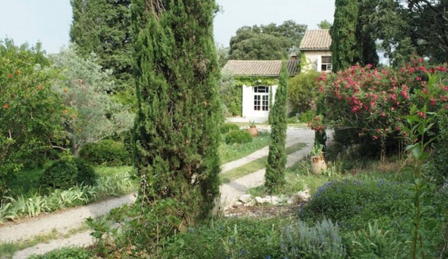 Gîte le petit Montagné air-conditioned house sleeps 18 Avignon short stay possible