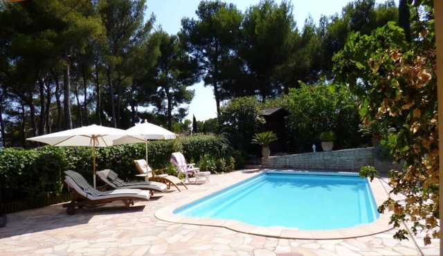 Garden-level studio with pool facing the Giens peninsula, close to beaches