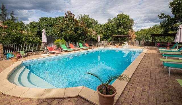 Gite sleeps 2/4 in the large XVIIIth century building of an estate with swimming pool