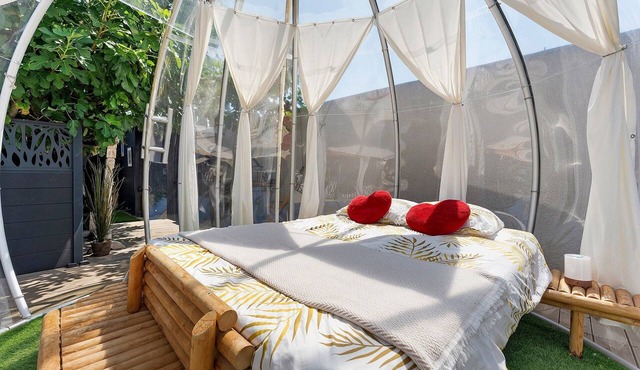 Glamping "Unique Bubble Stay" with Private Pool, Jacuzzi, Garden, and Wi-Fi