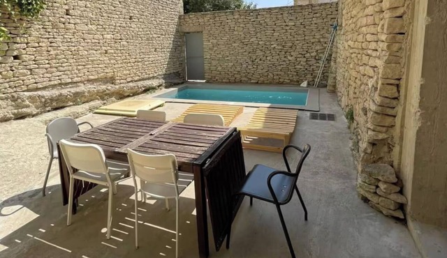 Gordes, in the heart of the village with private pool and panoramic view