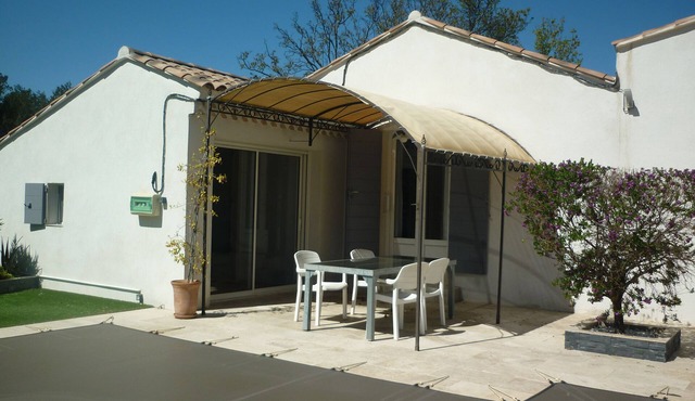 Ground floor rental, pool access, quiet private property, parking, private courtyard