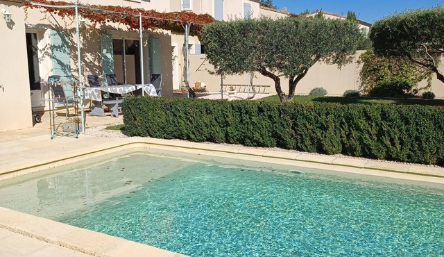 Guest Room in a Charming Provençal Village with Wi-Fi in Saint-Hilaire d'Ozilhan