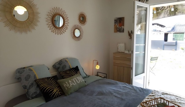 Guest Room 'A L'ombre Des Amandiers - Room 2' with Shared Pool, Communal Garden and Wi-Fi