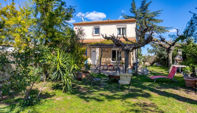 Guest Room 'Aux Amelierets' with Shared Pool, Shared Terrace and Wi-Fi