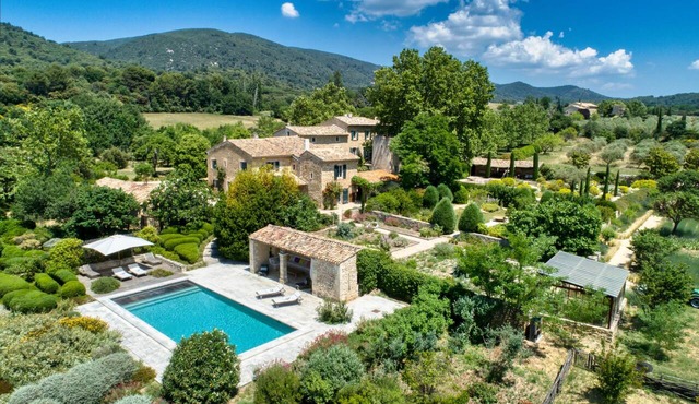 Historic bastide in South Luberon, swimming pool