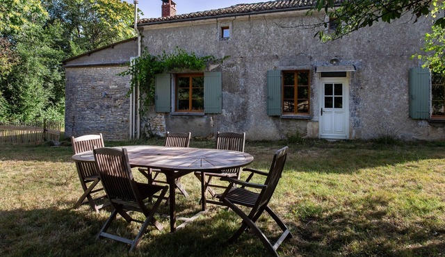 Holiday Home "Gîte De Chez Chenon" with Private Garden in Saint-Sulpice-de-Ruffec
