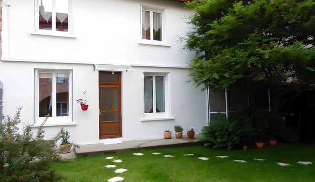 Holiday Home 'Le Clos De La Gazelle' with Private Terrace, Shared Garden and Wi-Fi in Saint-Germain-Lembron
