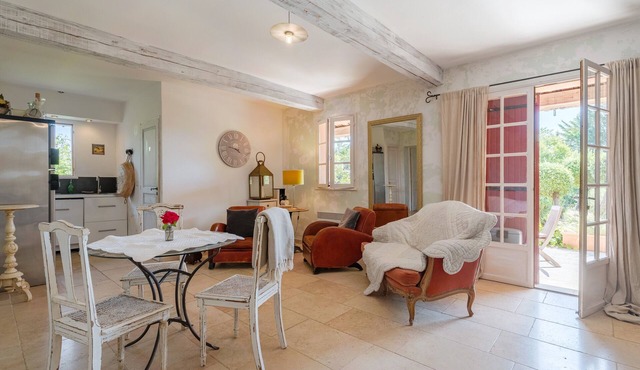 Holiday Home 'Chez Lara' with Mountain View, Shared Pool and Wi-Fi
