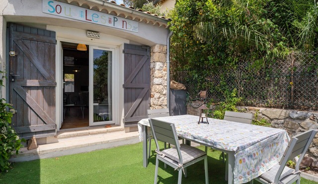 Holiday Home "Sous les pins" with Private Garden, Wi-Fi and Air Conditioning