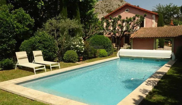 Homerez - Elegant Villa in Cavaillon with Private Pool