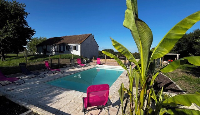 House 10 People Swimming Pool With Jacuzzi in Boucé