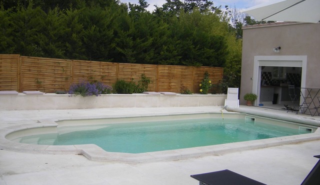 House conditioned countryside Facing the Luberon with private pool in Apt