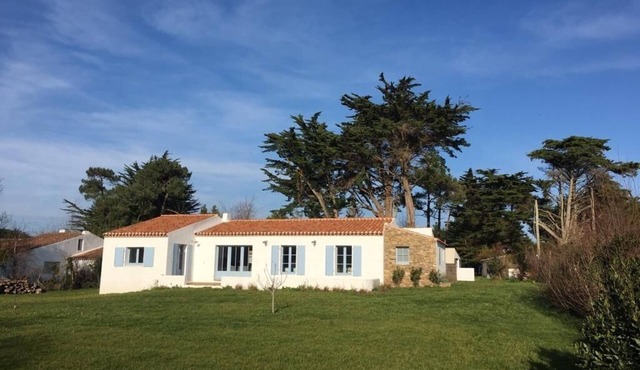 House in large quiet garden, sailing school and beaches within walking distance in L'Île-d'Yeu