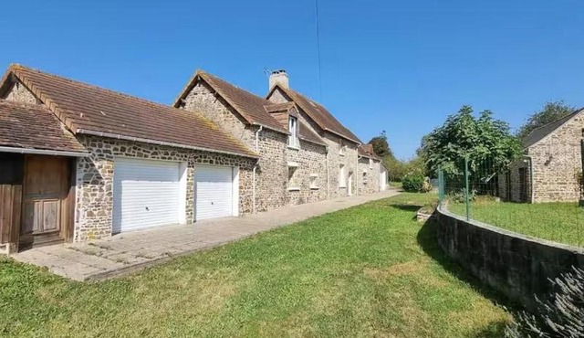 House Sleeps 14 with Parking in LʼÉpinay-le-Comte