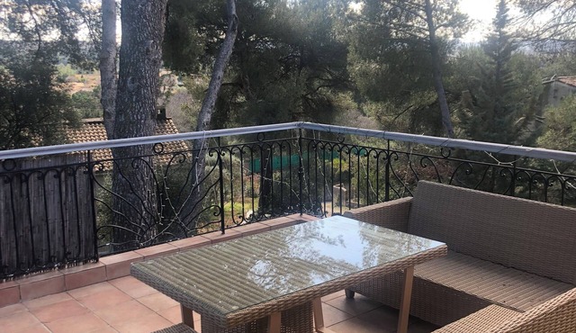 House surrounded by pine trees, 20 min from Avignon and St Rémy de Provence