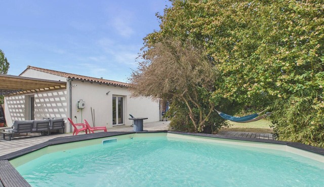 House with pool & large garden overlooking horses in Angles