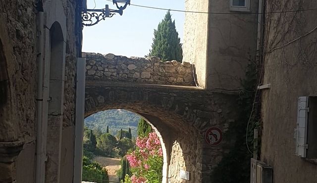 howling, a house in the ramparts in Le Castellet